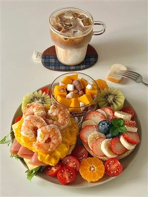 Spilgts vēlo brokastu šķīvis 🥪🍤🍓|Krāsaini un apmierinoši rīta svētki